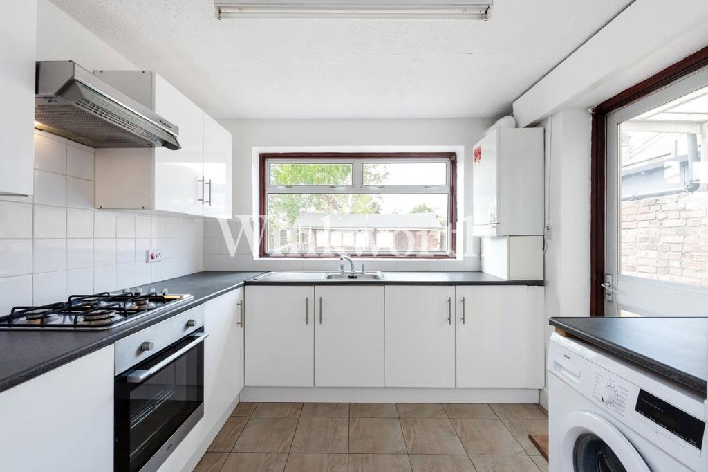 Farr Road, Enfield, EN2 3 bed semidetached house to rent £1,900 pcm (£438 pw)