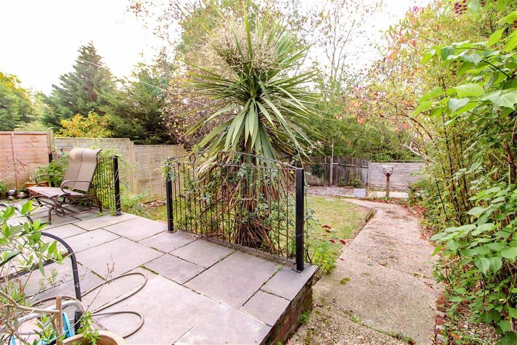 Hollington Old Lane, St Leonardsonsea, East Sussex 3 bed semidetached house £249,950