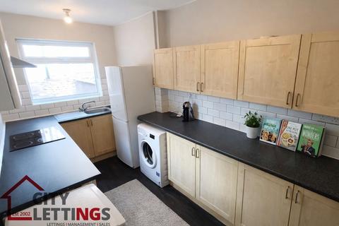 5 bedroom semi-detached house to rent, Lois Avenue, Nottingham