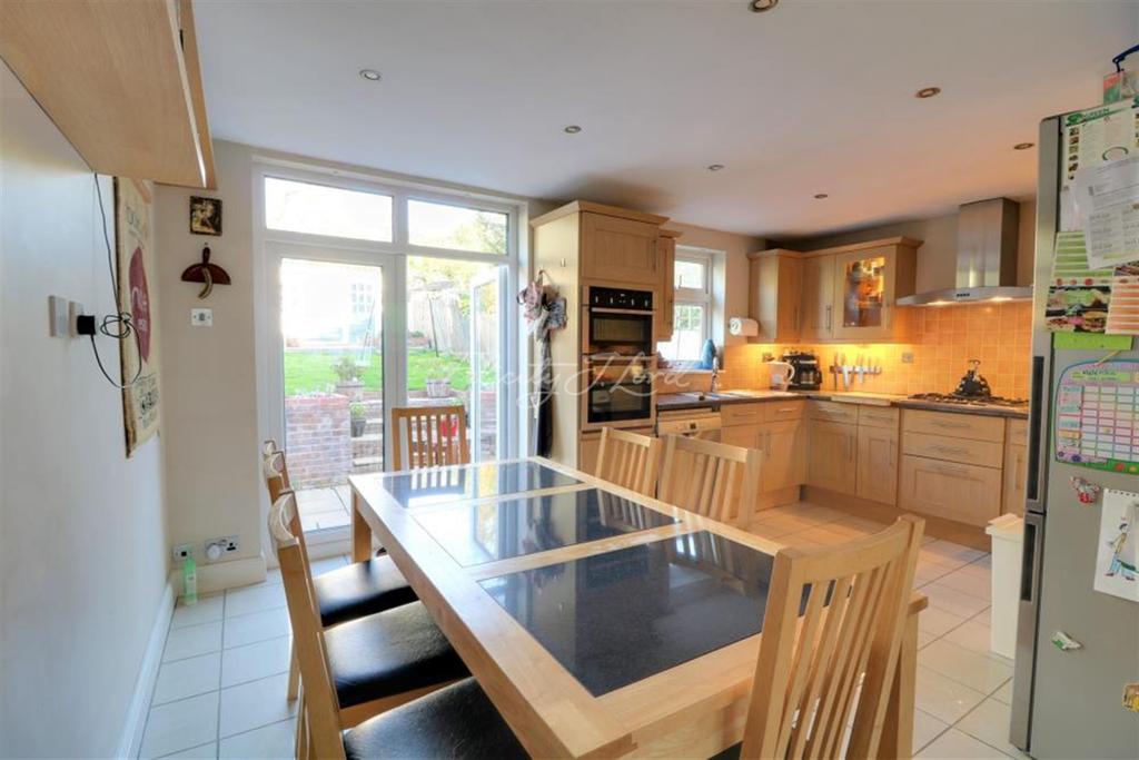 Donaldson Road, SE18 3 bed detached house £1,550 pcm (£358 pw)