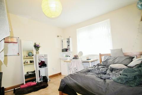 3 bedroom flat to rent, Valentia Road, Headington