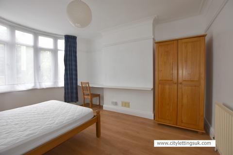 1 bedroom in a house share to rent, Waverley Street, Nottingham