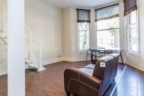 Studio to rent, W9