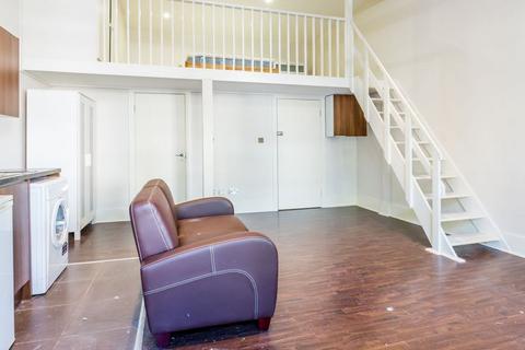 Studio to rent, W9