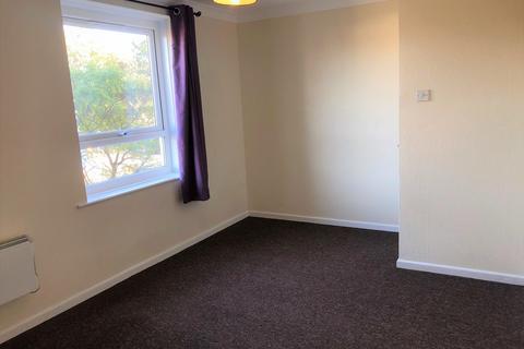 2 bedroom flat to rent, North Road, Dibden Purlieu