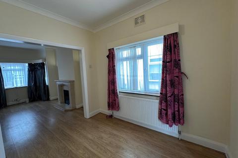 2 bedroom semi-detached house to rent, Kenilworth Road, Edgware