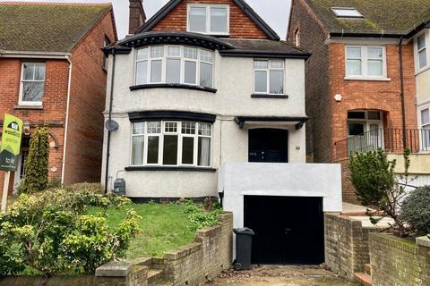 5 bedroom detached house to rent, Reigate Road, Reigate