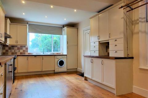 5 bedroom detached house to rent, Reigate Road, Reigate