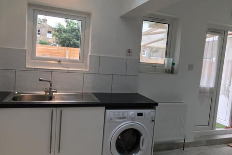 3 bedroom ground floor flat to rent, Endymion Road, London SW2