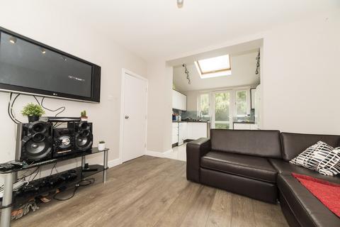 7 bedroom terraced house to rent, Wald Avenue M14