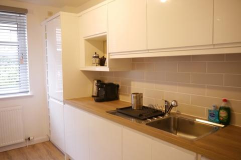 3 bedroom flat to rent, Sinclair Close, Gorgie, Edinburgh, EH11
