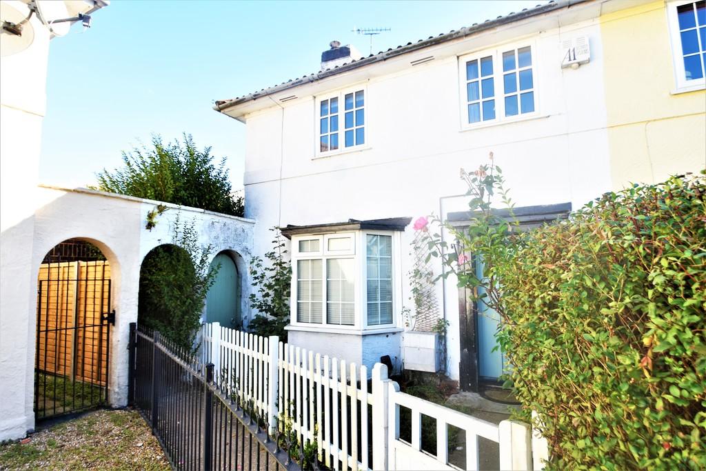 Capon Close, Mansbridge 3 bed end of terrace house £995 pcm (£230 pw)