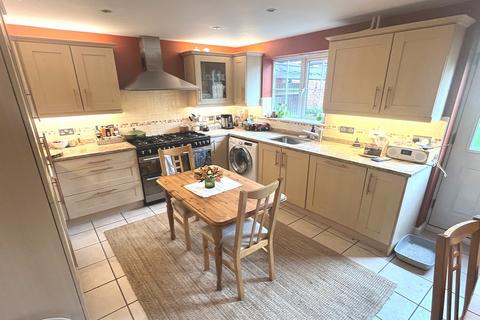 4 bedroom townhouse to rent, Gibbards Close, Sharnbrook