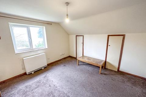 Studio to rent - London Road, High Wycombe, HP11