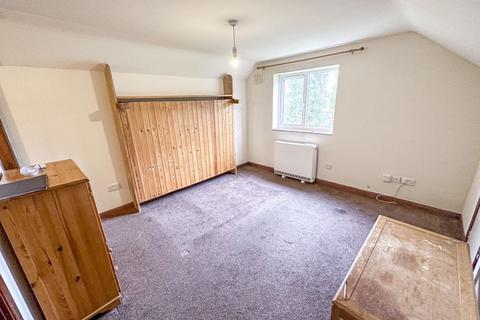 Studio to rent - London Road, High Wycombe, HP11