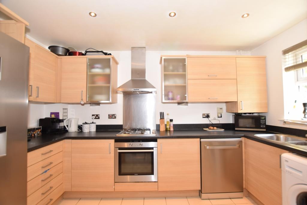 Tilling Close Maidstone ME15 3 bed semidetached house £1,150 pcm (£