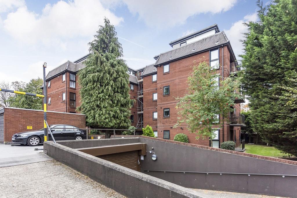 Savill Row, Woodford Green, IG8 2 bed flat £1,495 pcm (£345 pw)