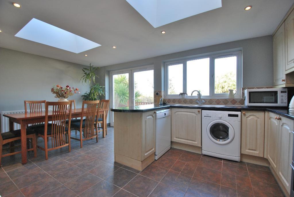 Stylish Open-Plan Kitchen/Dining