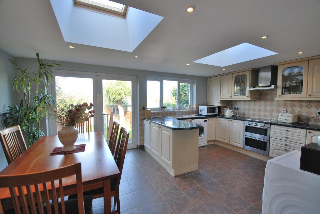 Stylish Open-Plan Kitchen/Dining