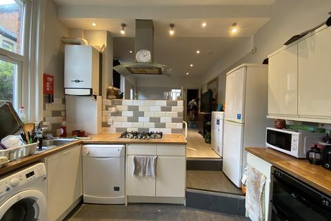 7 bedroom semi-detached house to rent, Richmond Gardens
