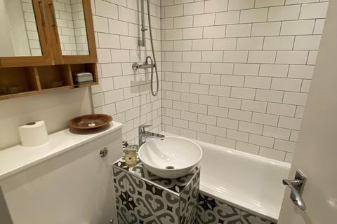 2 bedroom flat to rent, Clapham Manor St, London SW4