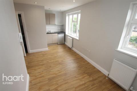 Studio to rent, Holland Park Avenue, ILFORD