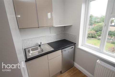 Studio to rent, Holland Park Avenue, ILFORD