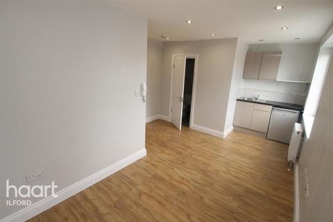 Studio to rent, Holland Park Avenue, ILFORD