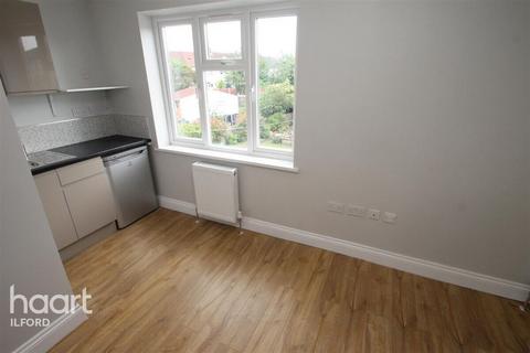 Studio to rent, Holland Park Avenue, ILFORD