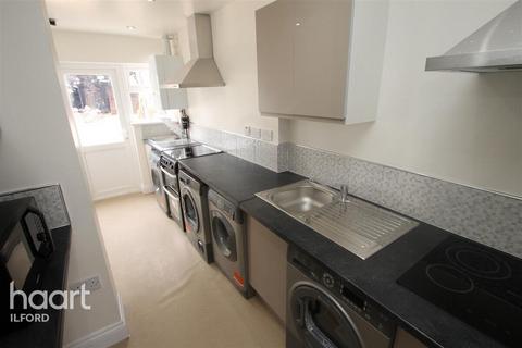 Studio to rent, Holland Park Avenue, ILFORD