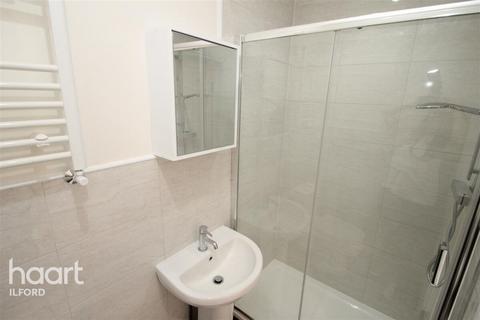 Studio to rent, Holland Park Avenue, ILFORD