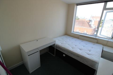 3 bedroom apartment to rent, AVAILABLE FOR SEPTEMBER 2024-3 Double bedroom student property- Winton