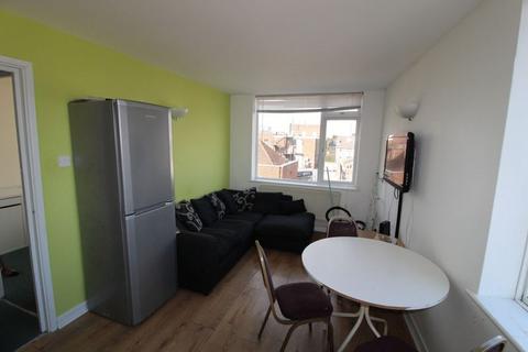 3 bedroom apartment to rent, AVAILABLE FOR SEPTEMBER 2025-3 Double bedroom student property- Winton