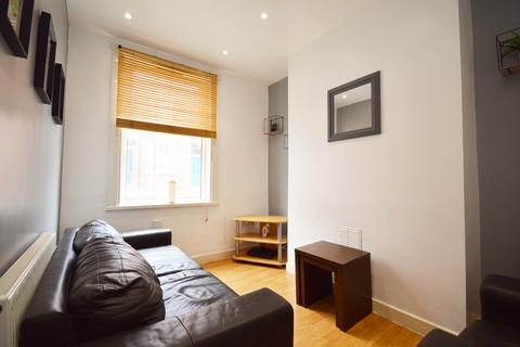 4 bedroom terraced house to rent - Burley Lodge Terrace, Hyde Park, Leeds, LS6