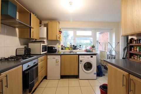 6 bedroom terraced house to rent, Honeysuckle Road