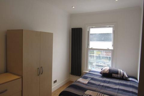 1 bedroom in a flat share to rent, High Road N12