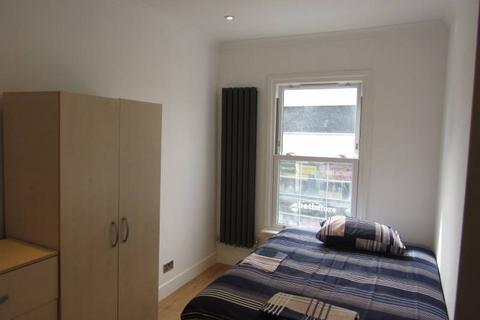 1 bedroom in a flat share to rent, High Road N12