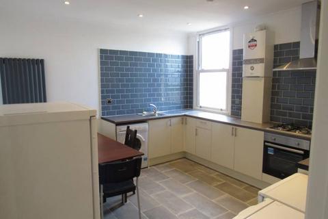 1 bedroom in a flat share to rent, High Road N12