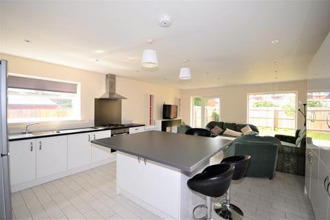 6 bedroom detached house to rent, Ensbury Avenue, Ensbury Park, Bournemouth