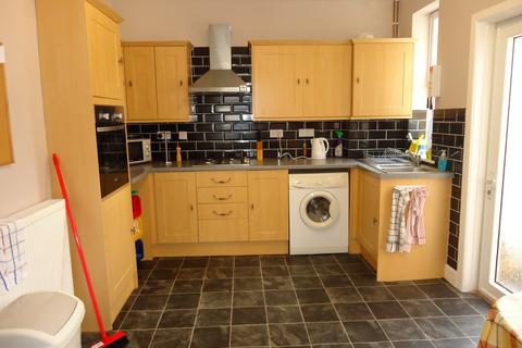 5 bedroom detached house to rent, Sedgley Road, Winton, Bournemouth