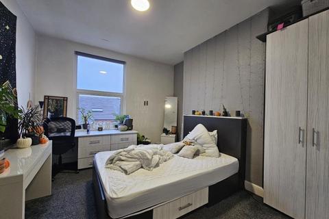 6 bedroom terraced house to rent, Brudenell Grove, hyde Park, Leeds LS6 1HP