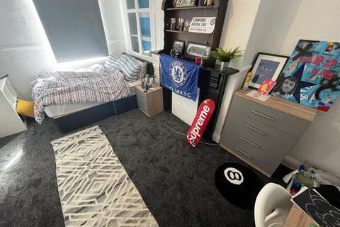 7 bedroom terraced house to rent, Chestnut Avenue, Hyde Park, Leeds LS6 1AZ