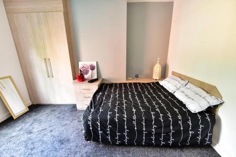 6 bedroom terraced house to rent, Ebberston Terrace, Hyde Park, Leeds LS6 1AU