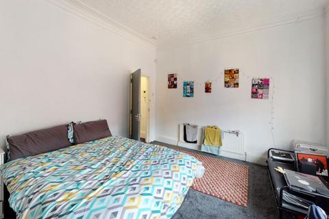 6 bedroom terraced house to rent, Brudenell Grove, Hyde Park, Leeds LS6 1HP
