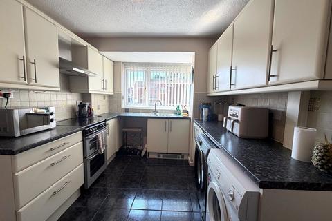 3 bedroom semi-detached house to rent, Ashleigh Drive, Uttoxeter