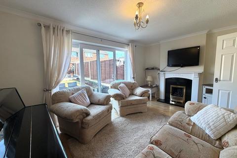 3 bedroom semi-detached house to rent, Ashleigh Drive, Uttoxeter
