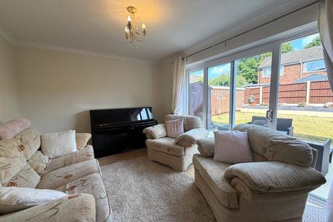 3 bedroom semi-detached house to rent, Ashleigh Drive, Uttoxeter