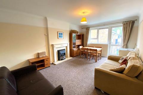 3 bedroom flat to rent, South Street