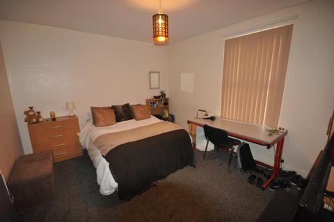 4 bedroom terraced house to rent, Meadow View, Hyde Park, Leeds, LS6 1JQ