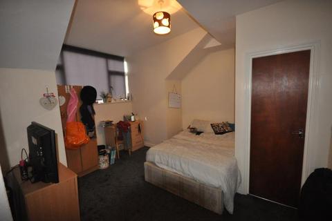 4 bedroom terraced house to rent, Meadow View, Hyde Park, Leeds, LS6 1JQ